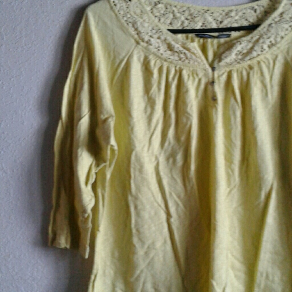 Yellow cotton top boat neck and lace detail